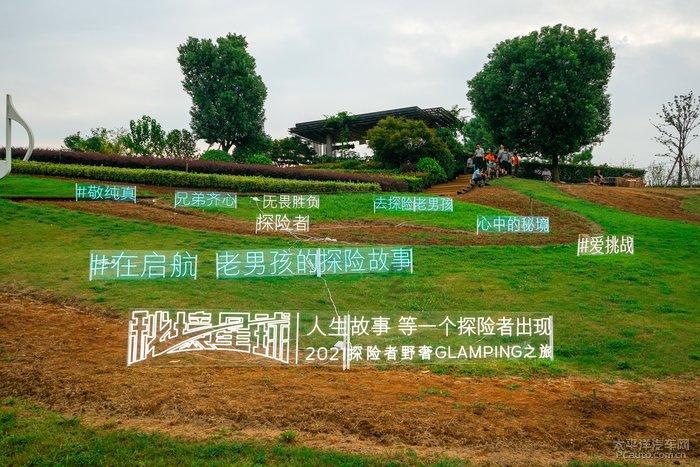 无物业老旧小区发生火灾后 架空层仍杂物乱堆 私拉电线现象严重
